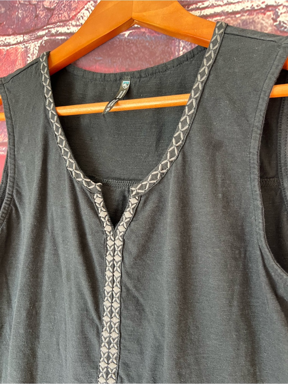 Kuhl Shay Organic Cotton Split Neck Embroidered Tank - Picture 3 of 5